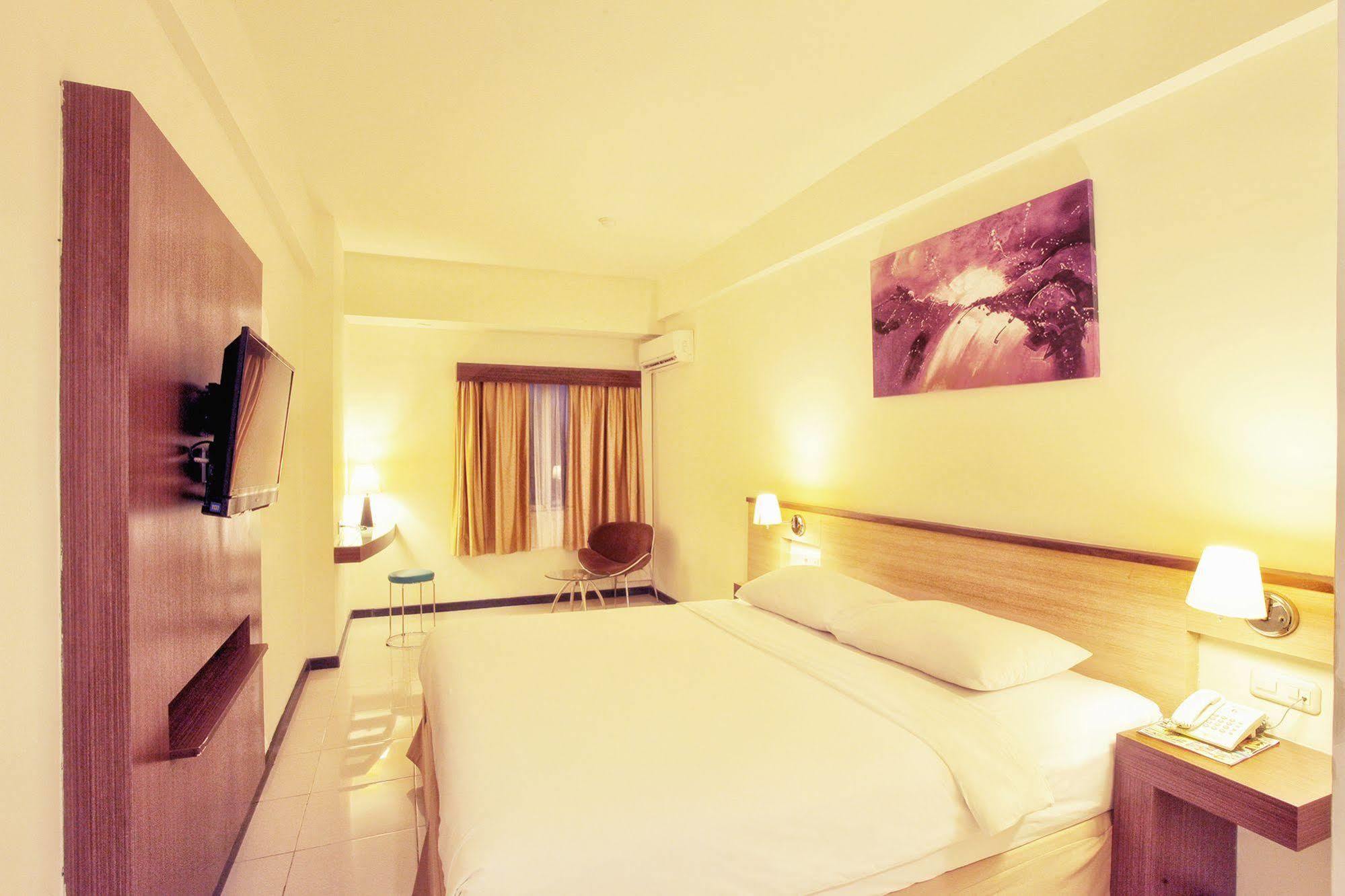Everyday Smart Hotel - Malang Zewnętrze zdjęcie